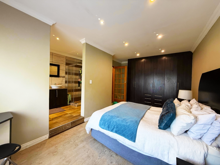 To Let 5 Bedroom Property for Rent in Van Der Hoff Park North West